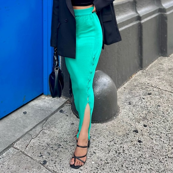 Button side slit thigh knit skirt. - Picture 2 of 5